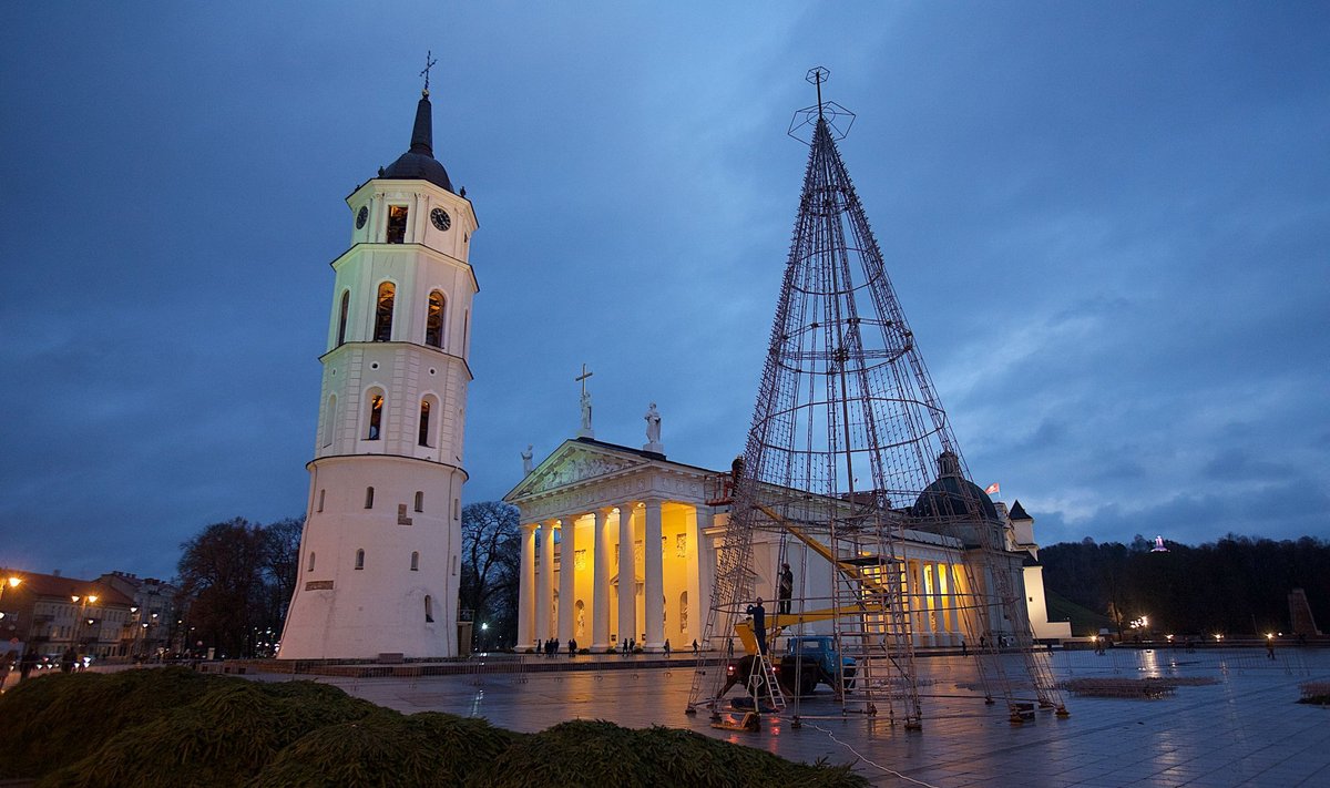 Vilniaus Katedros aikštėje puošiama eglutė