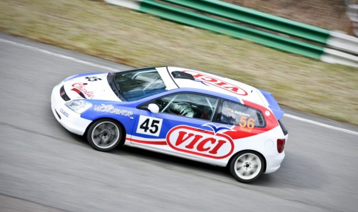 Kartu su patyrusiais E.Dapšu bei K.Doleba su „Honda Civic Type-R“ debiutuos kaunietis D.Matijošaitis. 