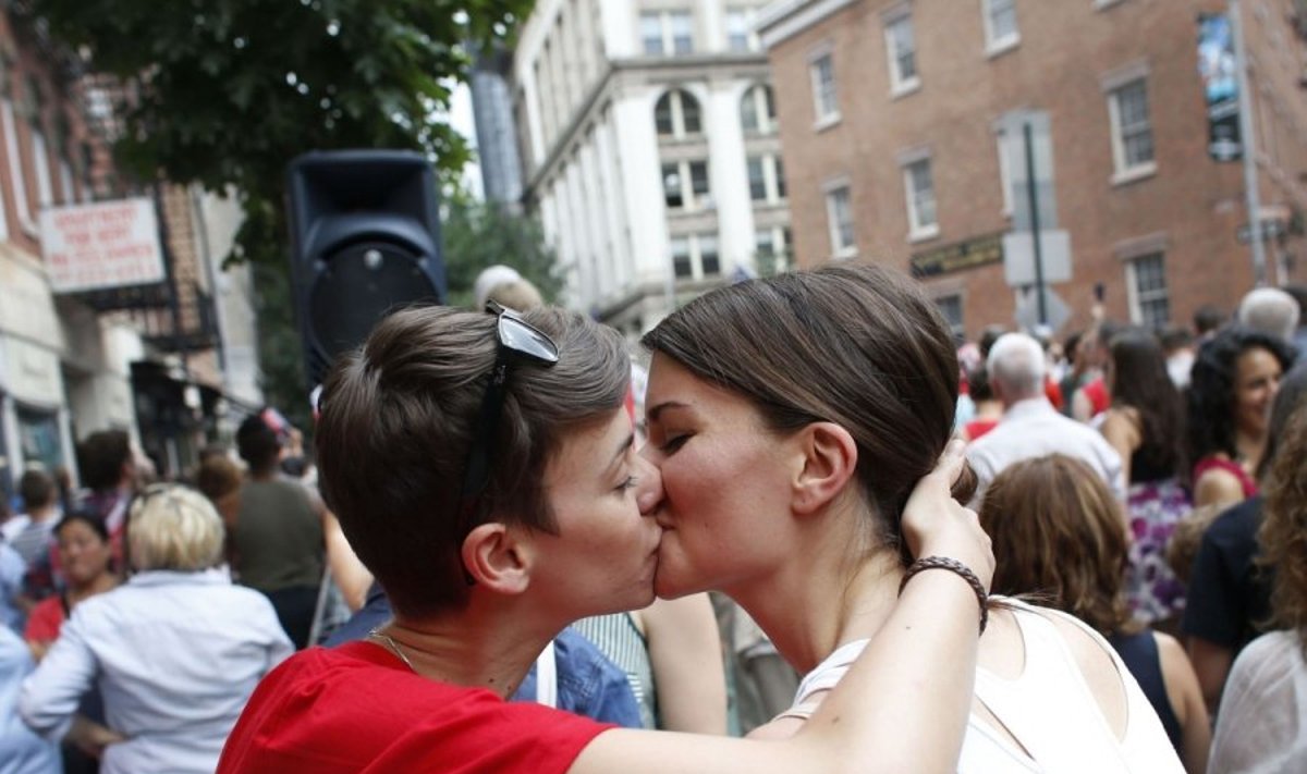 Niujorke gėjai ir lesbietės švenčia teismo spendimą