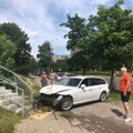 Pakeliui pasitaikiusius automobilius apdaužęs BMW vairuotojas sustojo po smūgio į laiptus: paaiškėjo nesėkmingos kelionės priežastis