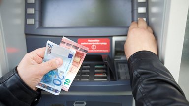 Apstulbino mokestis už pinigų išsiėmimą bankomate: prieš kelias dienas – 8 eurai, dabar jau – 20