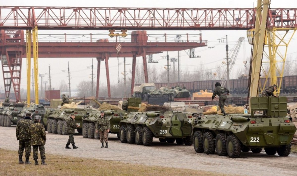 Ukrainos kariuomenė stiprina pajėgas dėl padėties Kryme