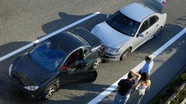 6 automobilių susidūrimas sostinėje vairuotojams sukėlė klausimų: kaip įvyksta tokios nelaimės?
