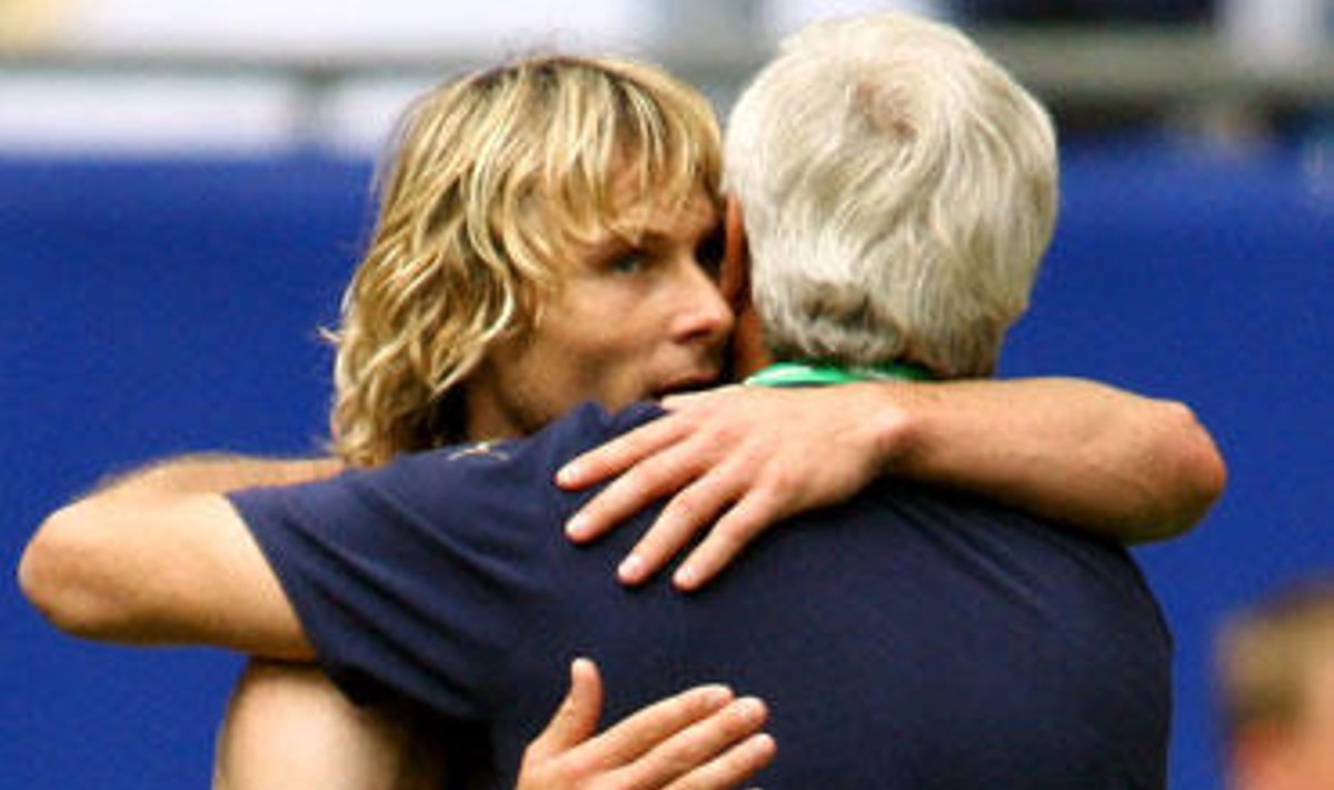 Čekas Pavelas Nedvedas sveikina Italijos rinktinės trenerį Marcelo Lippi