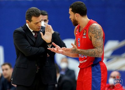 Dimitrios Itoudis ir Mike'as Jamesas (cskabasket.com nuotr.)