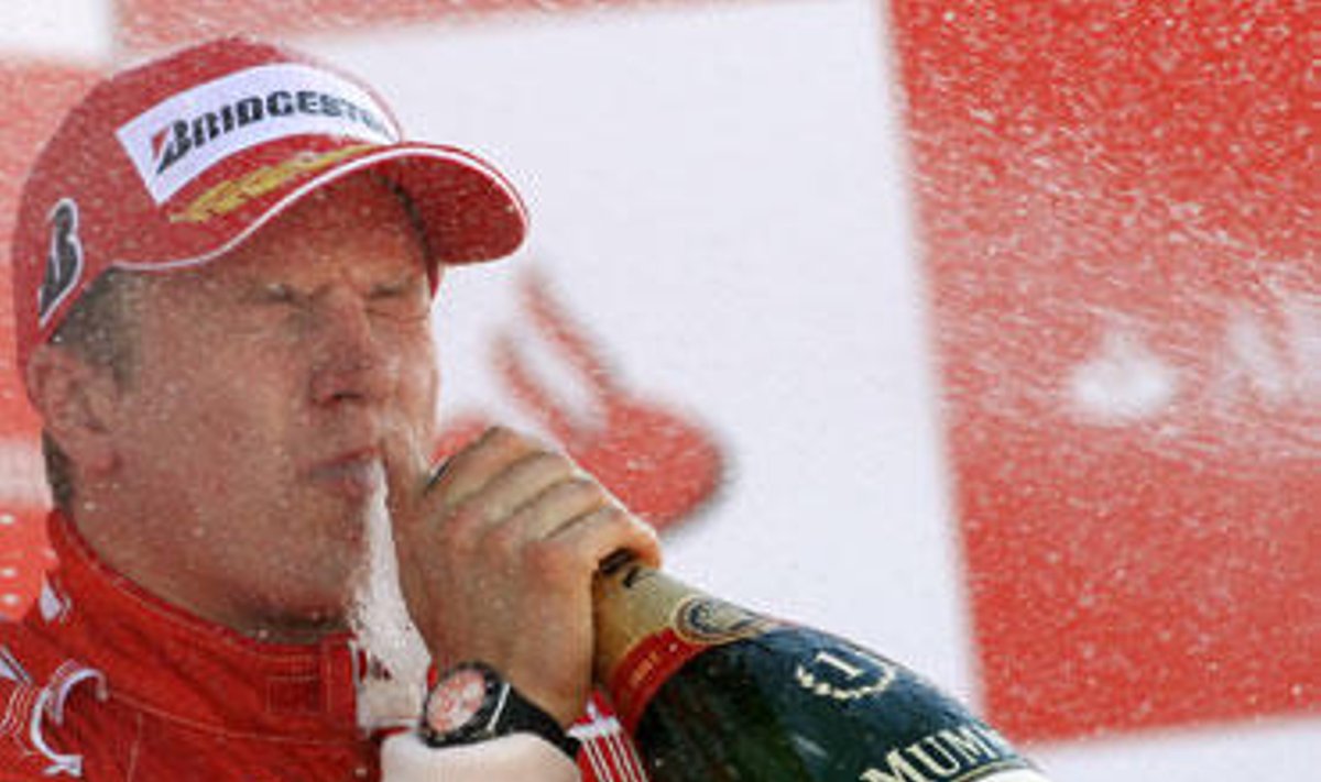 Kimi Raikkonen "Ferrari" švenčia pergalę