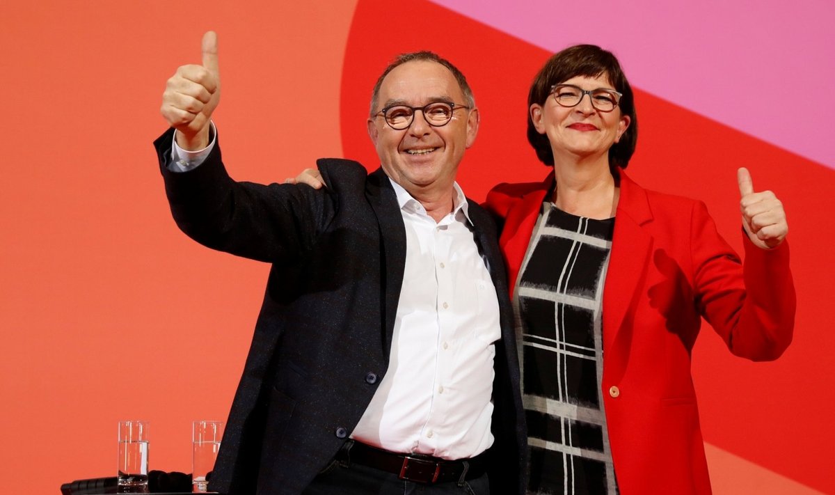 Vokietijos valdančiosios koalicijos partneriai socialdemokratai šeštadienį naujaisiais savo lyderiais išsirinko kairiajam sparnui priklausančius Norbertą Walterį-Borjansąm ir Saskią Esken 