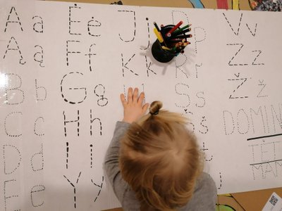 Vaikai mokosi pažinti raides.