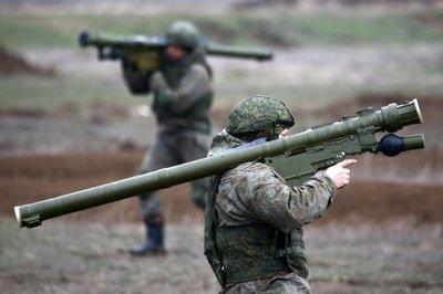 Rusų kariai Kryme su priešlėktuvinės gynybos raketomis