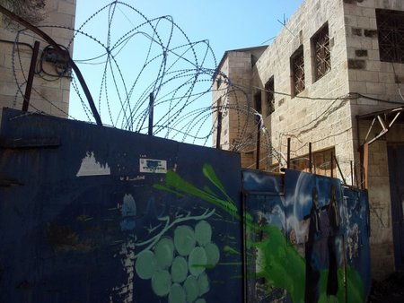 Užtvertas praėjimas tarp palestiniečių ir žydų gatvių
