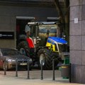 У Каунасского муниципалитета стоит трактор с широко известной связанной с войной цитатой