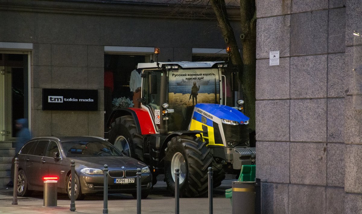 Traktorius prie Kauno miesto savivaldybės / D. Biržiečio nuotr.