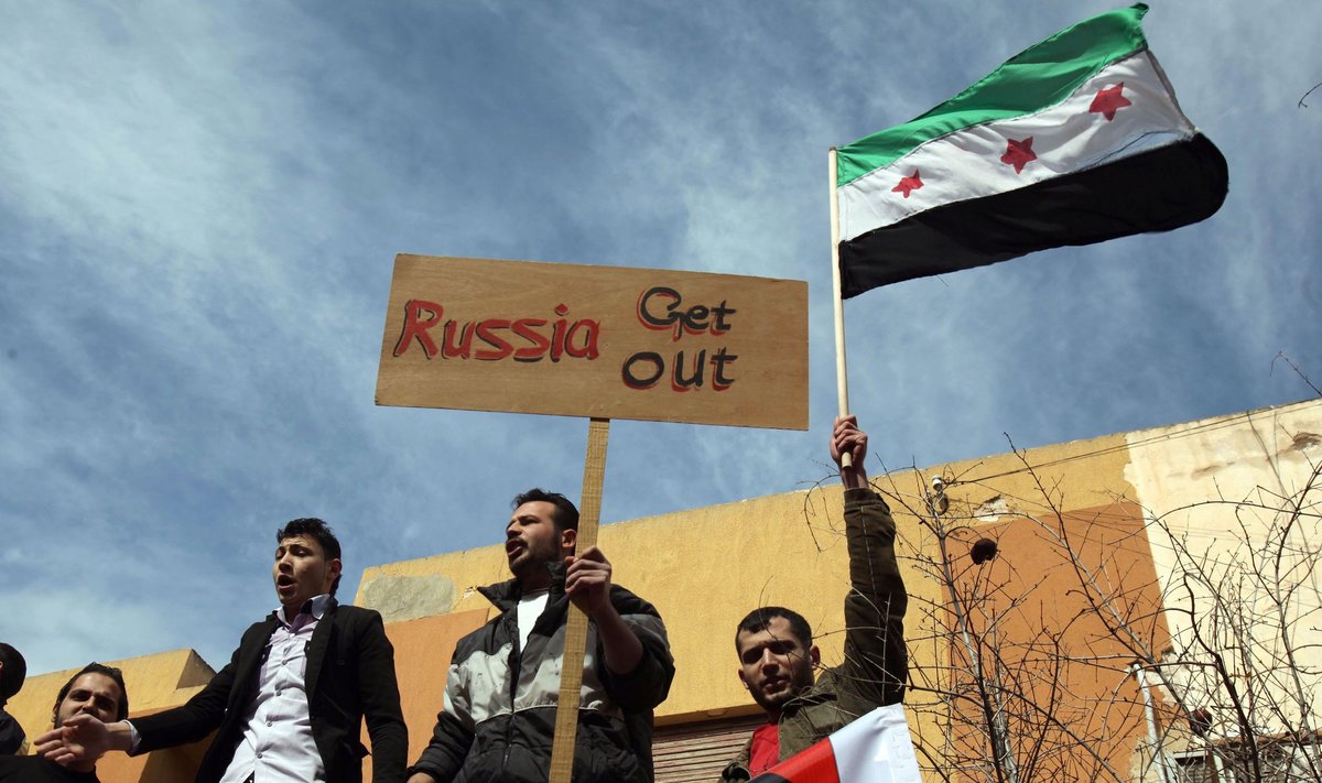 Sirai protestuoja prie Rusijos ambasados Libijoje