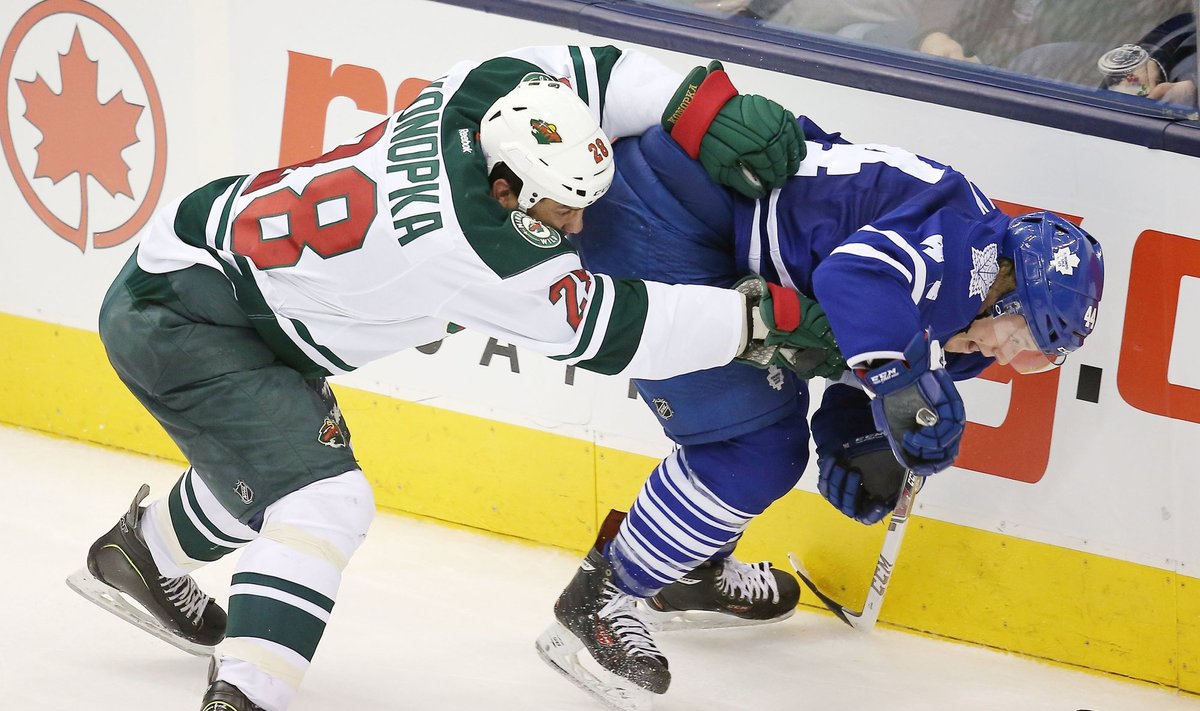 Zenonas Konopka ("Wild", kairėje) kovoja su Morganu Rielly ("Maple Leafs")