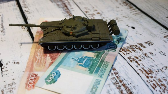 Rusija ieško būdų padidinti karo meto biudžetą: nusitaikė į bėgančias užsienio įmones