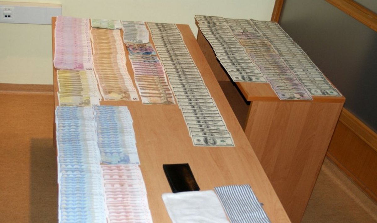 Į Rusiją mėginęs išvykti lietuvis kojinėse slėpė 22 tūkst. eurų