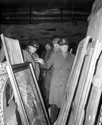 Sąjungininkų ginkluotojų pajėgų vadas D. Eisenhaueris su generolais O. N. Bradley ir G. S. Pattonu apžiūri Vokietijoje rastas vertybes 