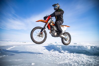 Karolis Mieliauskas su tarptautine ekspedicija motociklu pervažiavo Baikalo ežerą