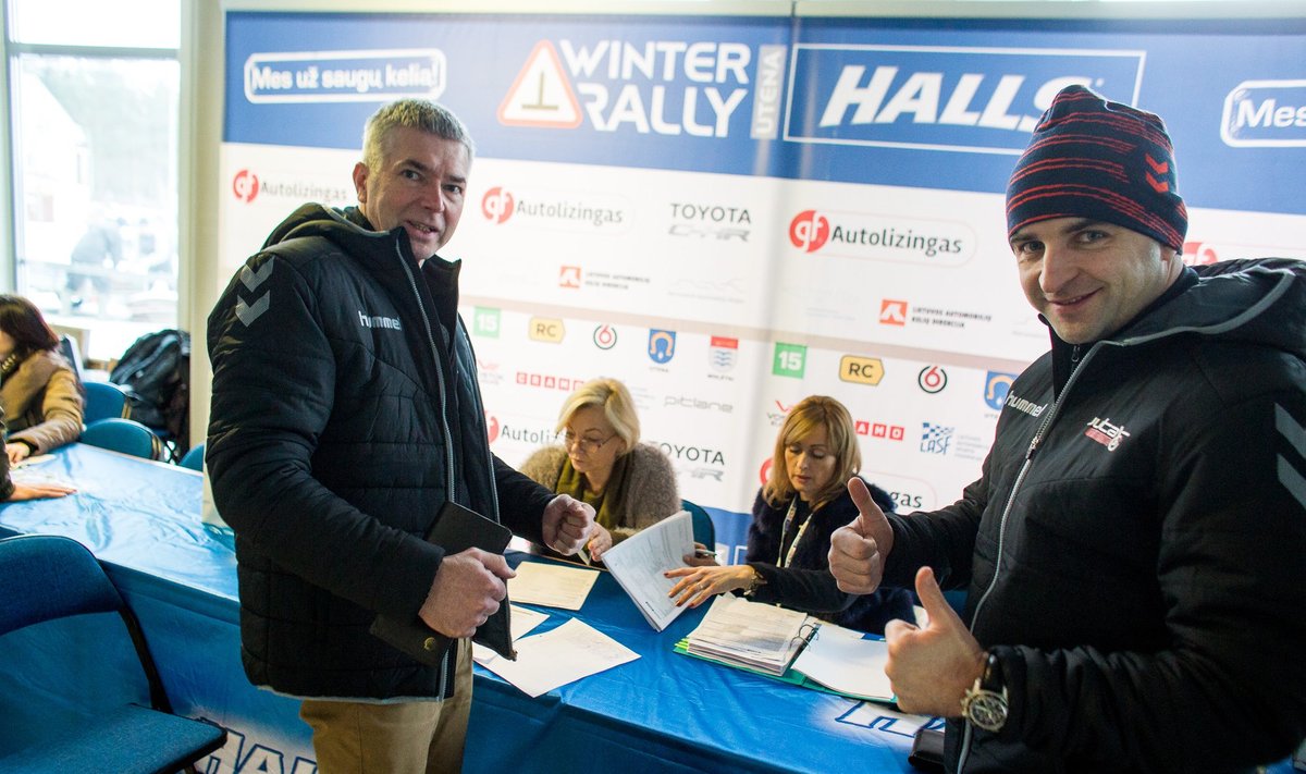 Vytautas Švedas (dešinėje) ir Žilvinas Sakalauskas „Halls Winter Rally” administracinei komisijai pateikė visus reikiamus dokumentus