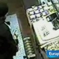 Vaizdo kameros Prancūzijoje užfiksavo parduotuvėje vagiliaujančius policininkus