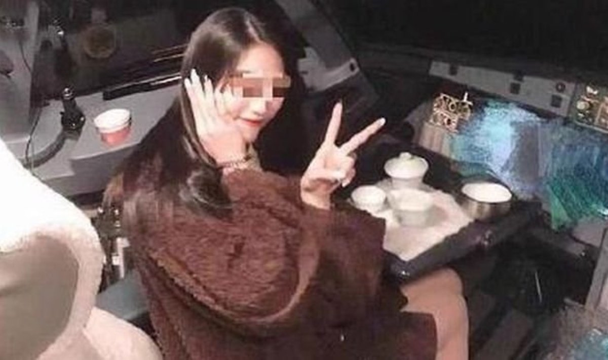 Kinijoje pilotas paviešino nuotrauką su keleive kabinoje – Weibo nuotr.