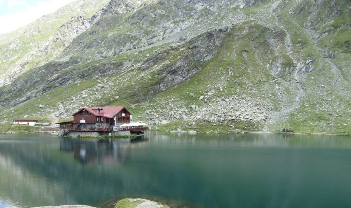 Ledyno suformuotas ežeras Fegerašo kalnuose 2 km aukštyje