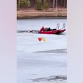 Alytuje išgelbėtas į ežerą įlūžęs šuo: perspėjama dėl itin plono ledo