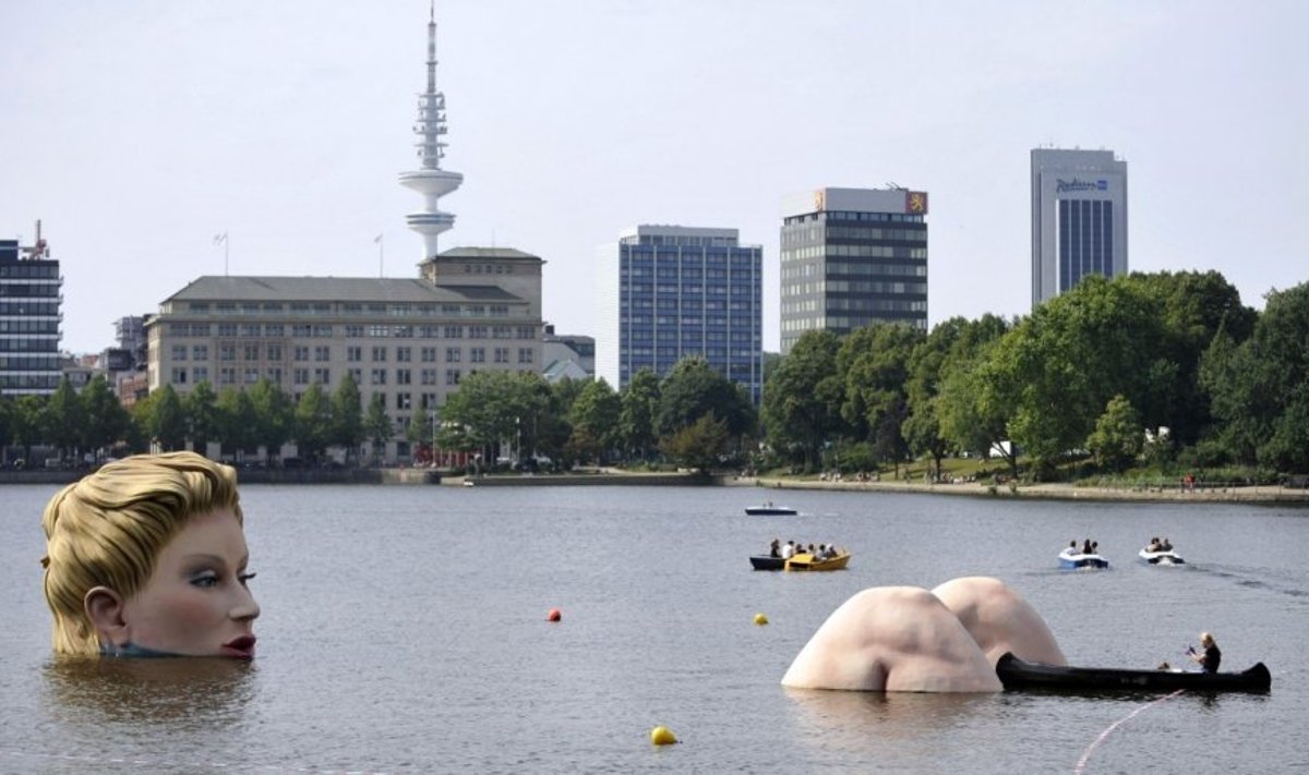 Moters skulptūra vandenyje Hamburge