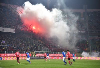 Albanų futbolo fanų petardos