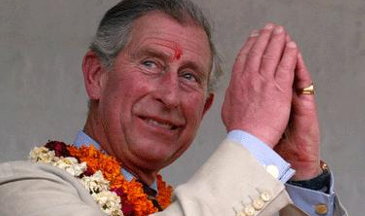 Didžiosios Britanijos princas Čarlzas tradiciškai sveikina vieno Indijos kaimo gyventojus savo šešių dienų vizito metu.  
