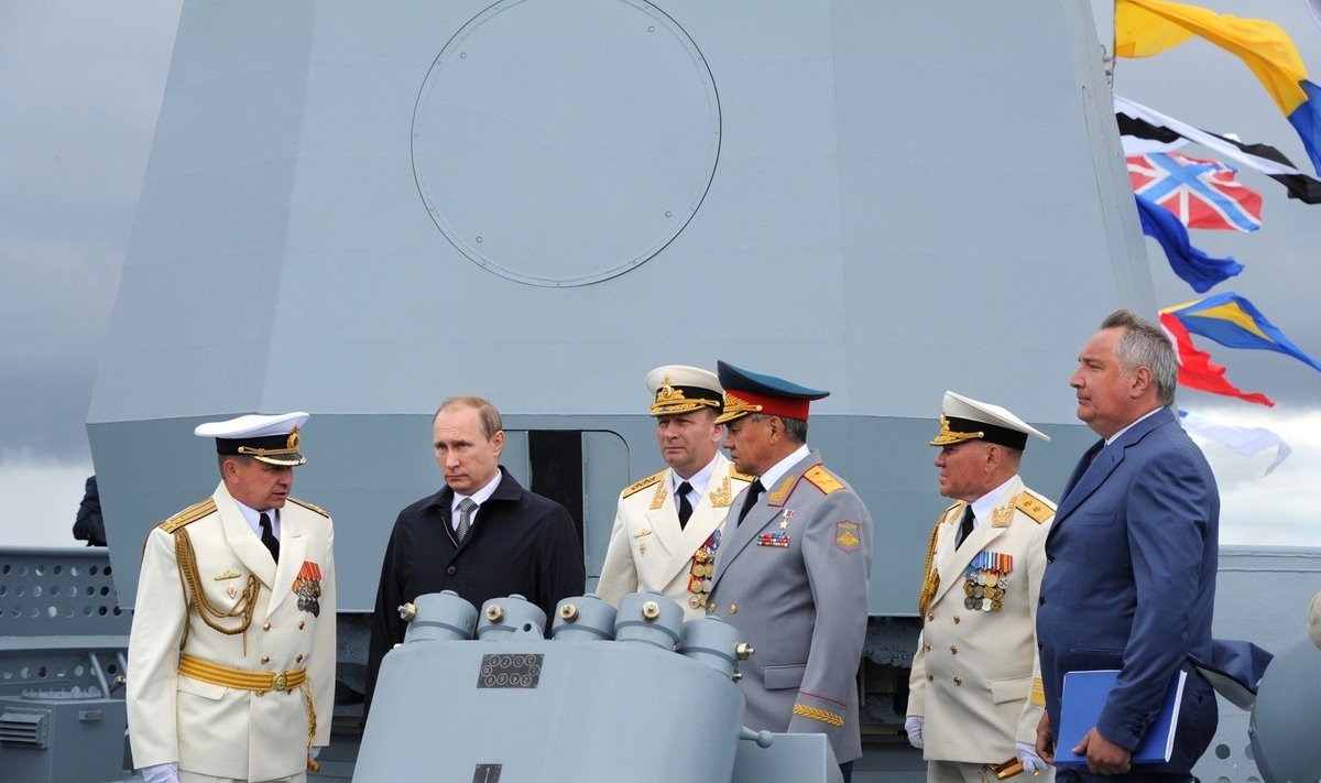 O. Gusevas, V. Putinas. Iš kairės: D. Rogozinas, V. Kravčukas, S. Šoigu, V. Chirkovas