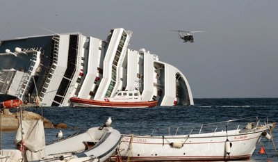 Šalia laivo "Costa Concordia" – valtis "Spygliukas"