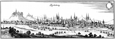 Kvedlinburgo miesto vaizdas XVII a. viduryje, tolumoje matosi Harco kalnai. Tai M. Meriano (Matthäus Merian) vario raižinys, pateikiamas Vikitekoje (Wikimedia Commons). Atvaizdo kairėje pusėje esanti iškilusi virš miesto kraštinė kalva su tankiai užstatytu pastatų kompleksu tai ir yra pilis, kurioje X a. buvo palaidotas vokiečių karalius Henrikas I. Po to čia įkurta krikščioniška kilmingų moterų prieglauda, vadovaujama jo našle likusios žmonos, karalienės Matildos. Šioje moterų prieglaudoje pirmą kartą istorijoje XI a. pradžioje įrašytas Lietuvos vardas slavizuota forma lotyniškomis raidėmis.