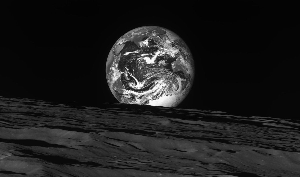 Danuri misijos metu užfiksuoti Mėnulio ir Žemės vaizdai. KARI nuotr.