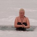 Sveikuolė iš Šiaulių lediniame vandenyje maudosi kasdien ir bet kokiu oru