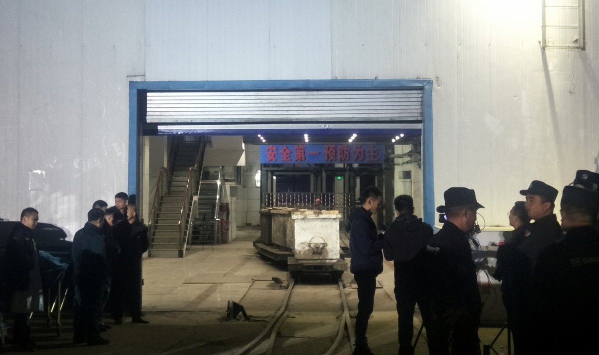 Kinijoje bandoma išgelbėti kasykloje po griūties įstrigusių 18 darbininkų