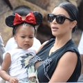K. Kardashian ir K. Westo 2 metų dukra pati ginasi nuo fotografų