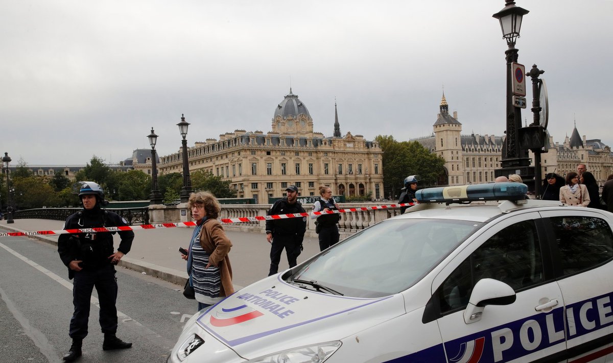 Paryžiuje vyras įsiveržė į policijos nuovadą ir peiliu puolė pareigūnus, 5 žmonės žuvo