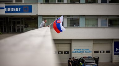 Daugiau detalių apie per pasikėsinimą sužeisto Slovakijos premjero būklę: gydymas gali užtrukti
