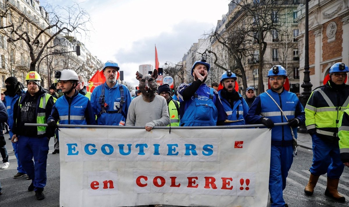 Paryžiuje vėl vyksta protestai prieš pensijų reformą