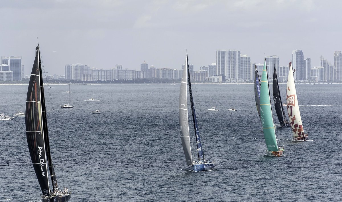 "Abu Dhabi Ocean Racing" jachta (kairėje) finišuoja Lisabonoje