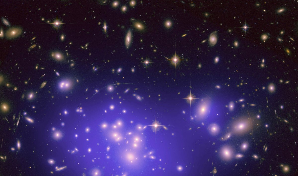 Tamsiosios materijos pasiskirstymas pažymėtas mėlynai, NASA Hubble kosminio teleskopo nuotr.