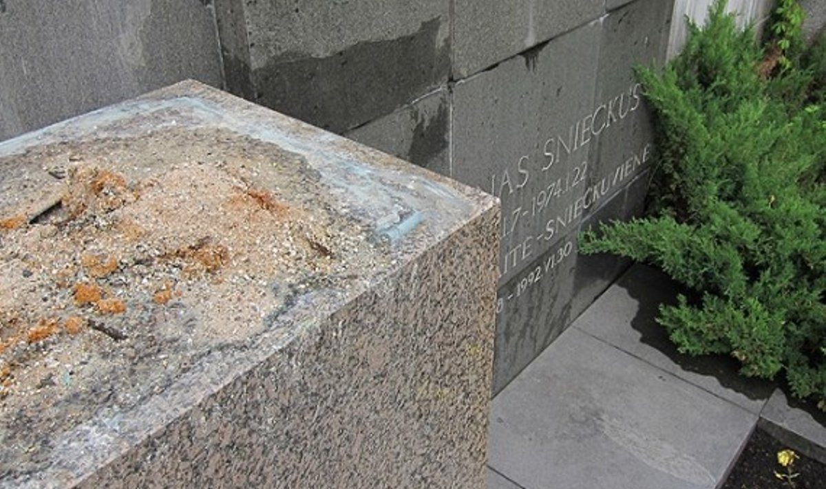 Antano Sniečkaus paminklas Antakalnio kapinėse
