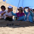 Karščio banga šiaurės vakarų Kinijos dykumoje traukia turistus pasimėgauti smėlio terapija
