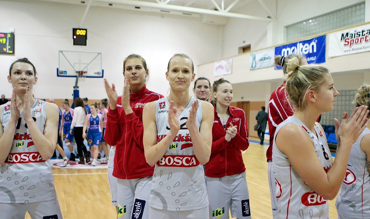 Kristina Vengrytė su komandos draugėmis