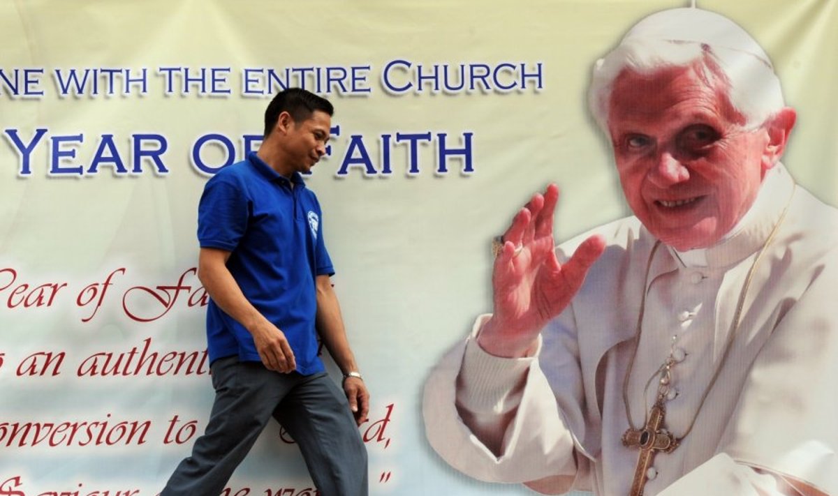 Popiežius Benediktas XVI paskelbė, kad atsistatydina