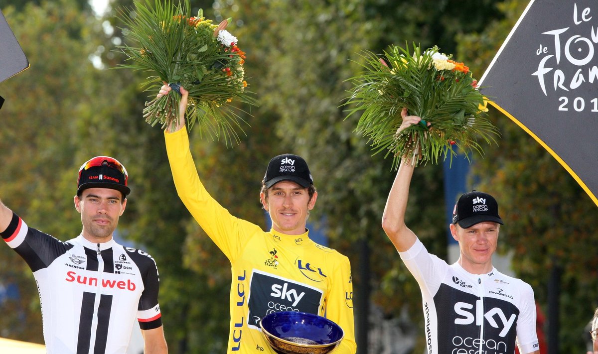 Geraintas Thomasas (viduryje) neteko "Tour de France" lenktynių trofėjaus