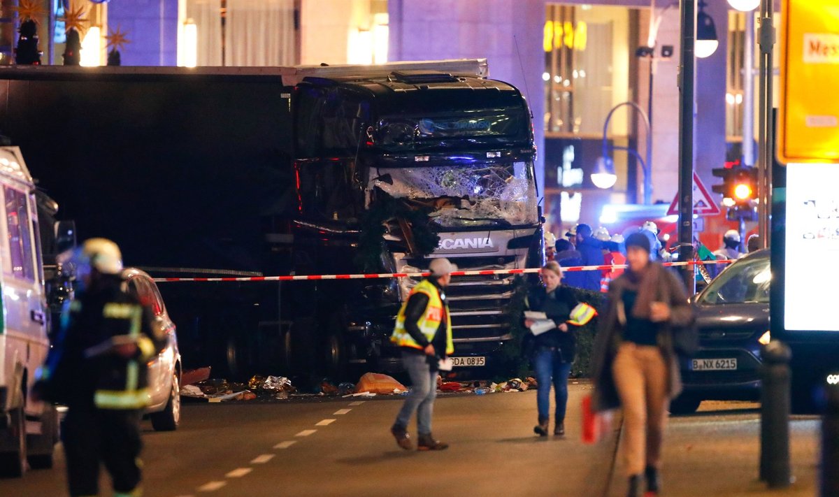 Berlyne sunkvežimis įvažiavo į žmonių minią