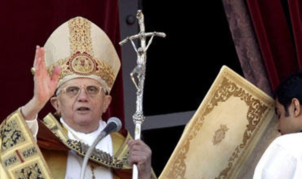 Popiežius Benediktas XVI Kalėdų rytą laimina tikinčiuosius