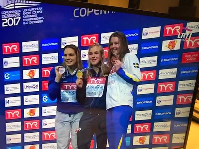 Rūta Meilutytė ant apdovanojimų pakylos